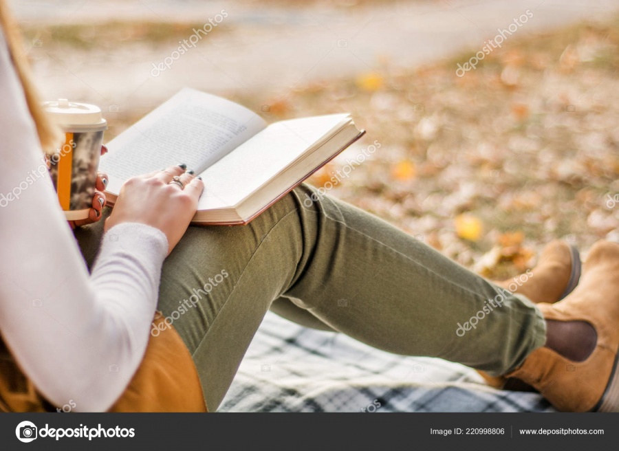 Legs book. Чтение со стопами. Фото книги на ногах у девушки в парке. Картинка книга с ногами. Девушка с книгой ноги картинки.